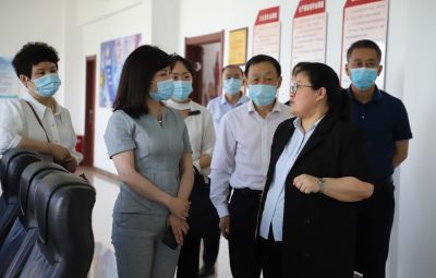 市政協(xié)副主席，市工商聯(lián)主席唐世云蒞臨寶泰隆開展石墨烯新材料專題調(diào)研座談